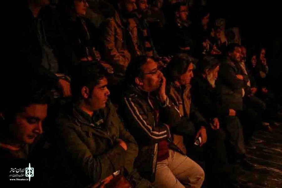 نمایش پشت کلانتری کوچه اول کنار تیر چراغ برق