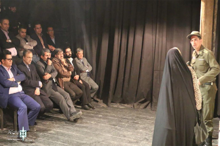 استاندار کرمان  و نماینده مجلس به دیدن  نمایش «پشت کلانتری کوچه اول کنار تیر چراغ برق» نشستند 3
