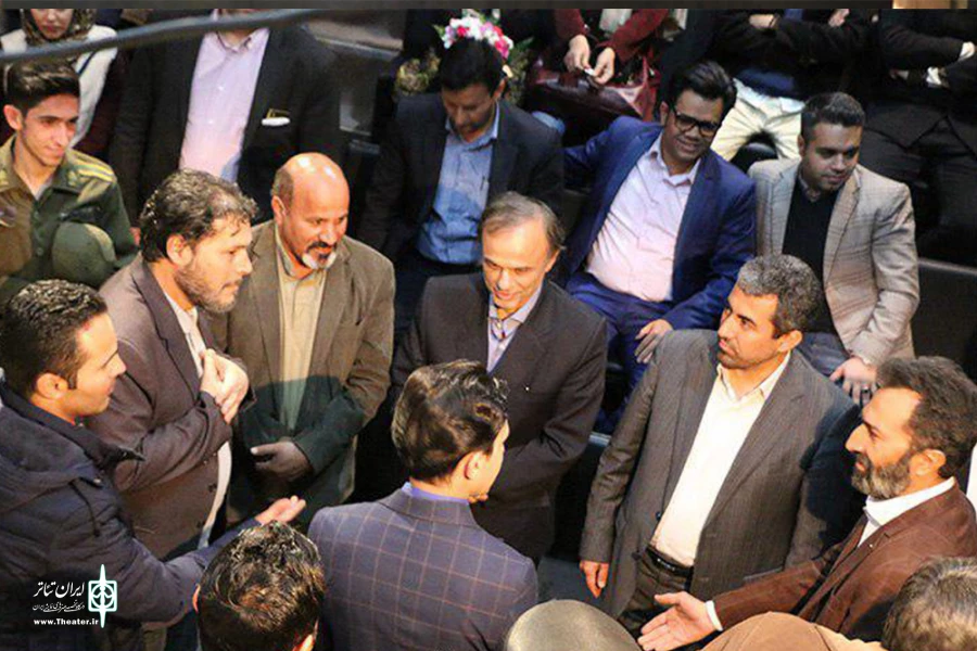 استاندار کرمان  و نماینده مجلس به دیدن  نمایش «پشت کلانتری کوچه اول کنار تیر چراغ برق» نشستند 4