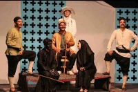 نقدی بر نمایش «مرگ در نمی زند» به کارگردانی حامد سالاری

سیاه دارد عاشق می‌شود