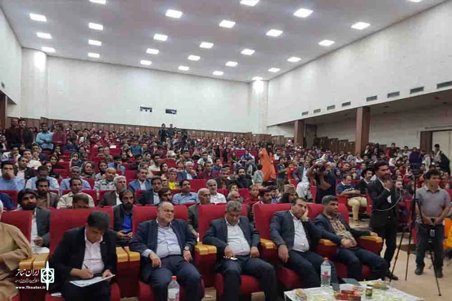 خاصیت تئاتر خیابانی این است که به میان مردم می آید 3