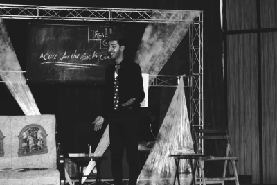 به همت گروه نمایش نخل عنبرآباد

«دختر یانکی» در جیرفت اجرا شد