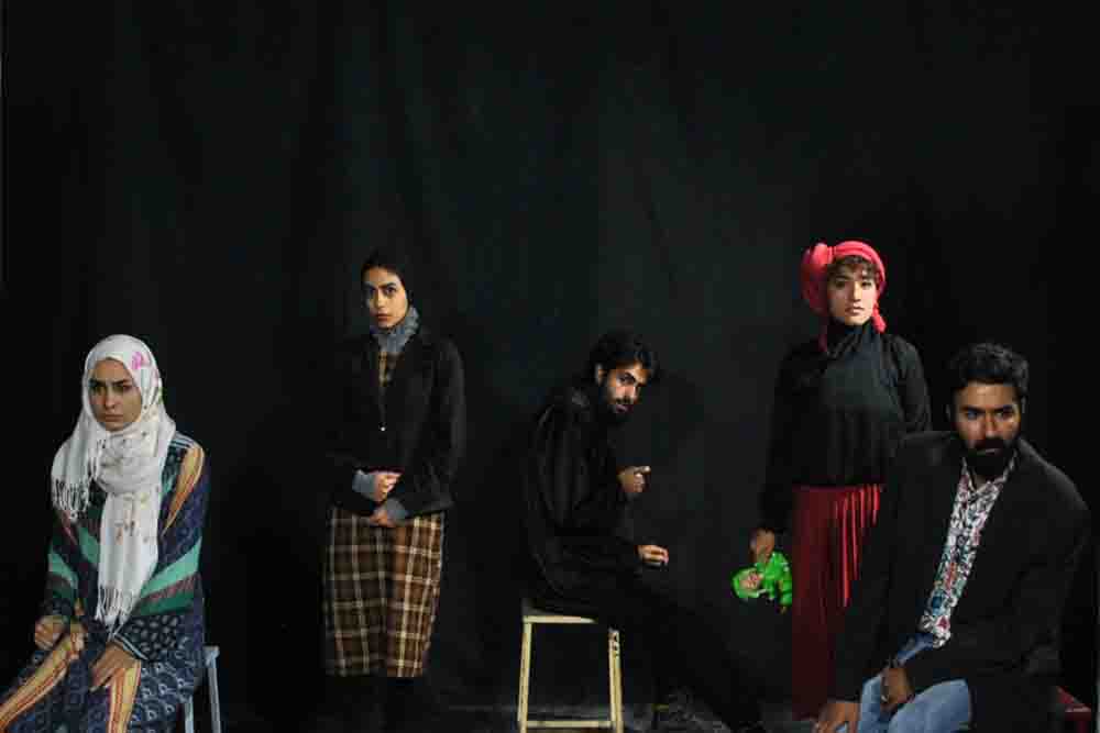 به همت گروه نمایش دید
«25 هزار فرانک درد، در نقاشی کلاغ هایی که سفید می میرند» در کرمان