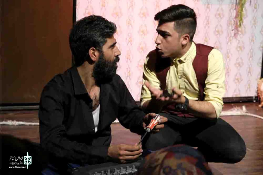 نمایش « پنج و نیم عصر» به روایت تصویر