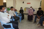 دیدار و گفتگوی محمد الله توکلی مسئول انجمن هنرهای نمایشی جنوب کرمان با هنرمندان قلعه گنج و رودبار جنوب. 9