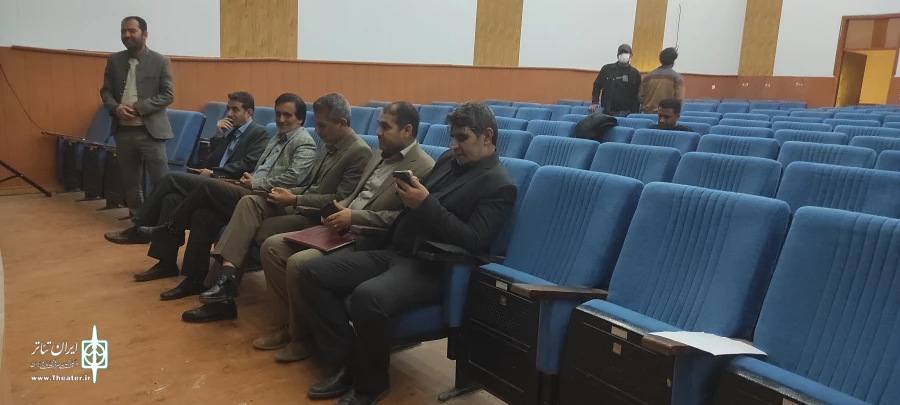 تجلیل مدیر کل فرهنگ و ارشاد اسلامی جنوب کرمان از کارگردان نمایش «ان نیمروز طولانی زهرا» 3