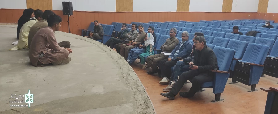 تجلیل مدیر کل فرهنگ و ارشاد اسلامی جنوب کرمان از کارگردان نمایش «ان نیمروز طولانی زهرا» 2