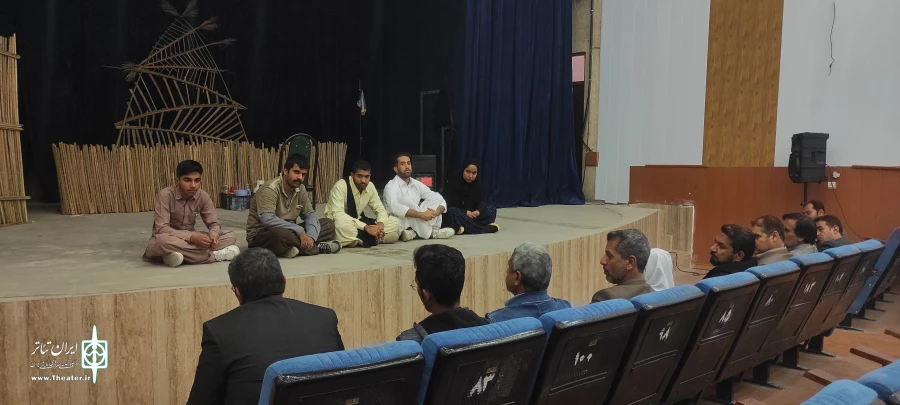 تجلیل مدیر کل فرهنگ و ارشاد اسلامی جنوب کرمان از کارگردان نمایش «ان نیمروز طولانی زهرا» 5