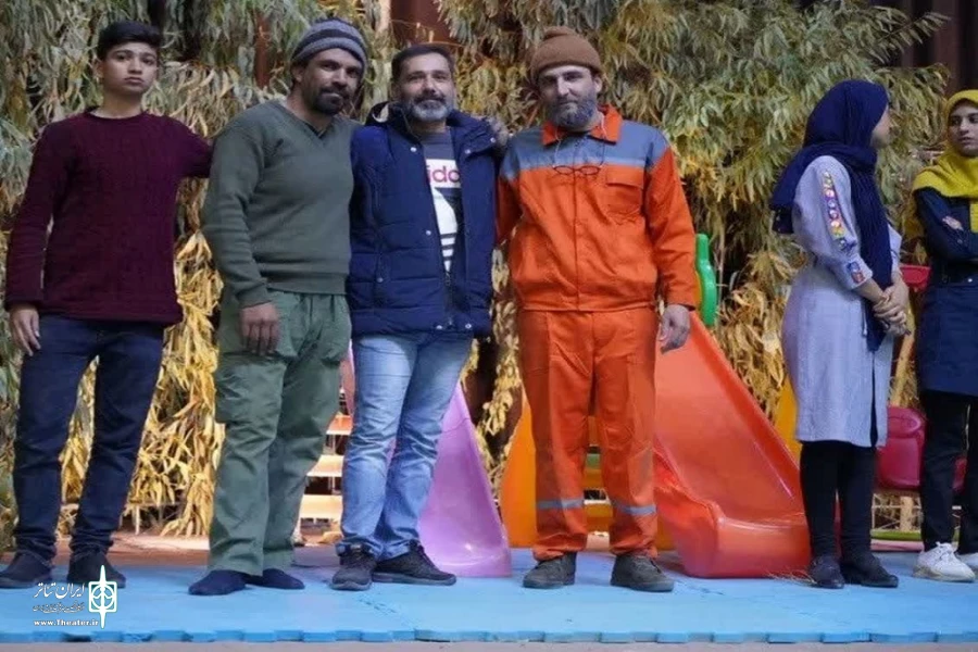 نمایش «به رنگ نارنجی» در راور اجرا شد 4