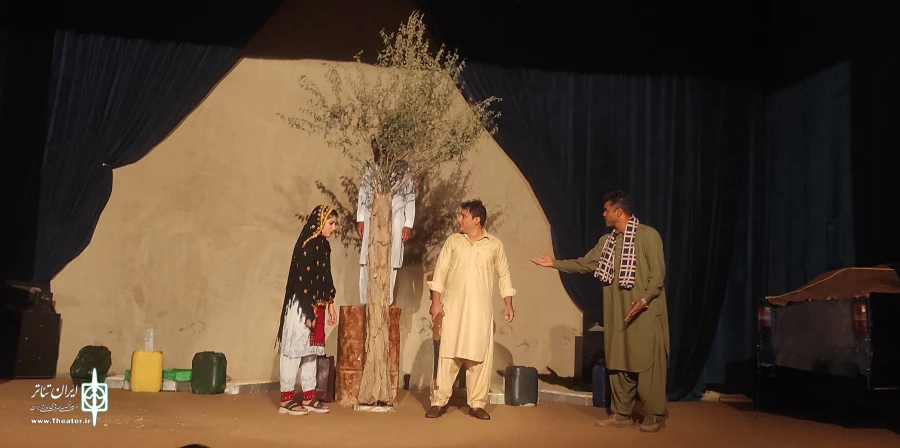 «زخم و کینه» اثر دیگر چهاردهمین جشنواره استانی جنوب کرمان به روی صحنه کهنوج رفت . 3