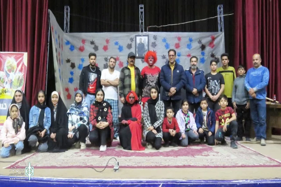 نمایش  کمدی «خوسک» در راور به صحنه رفت 2
