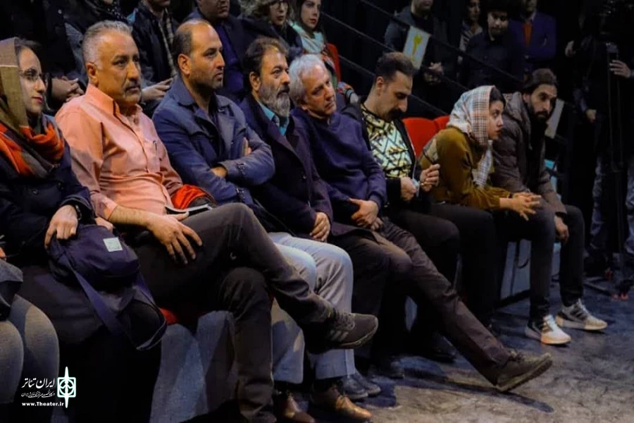 اجرای نمایش «اینجا با هر باران یک نفرمی میرد» درکرمان 3