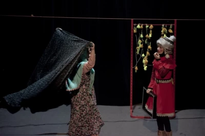 اجرای تئاتر «ننه قمروی لب ندار» در شهرستان بافت
