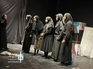 به کارگردانی پوریا قلی پور

نمایش «خانه خان» تولید آموزشگاه هنرهای نمایشی صحنه در کرمان روی صحنه رفت